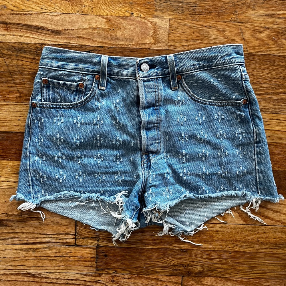 Size 28 Levi’s denim shorts